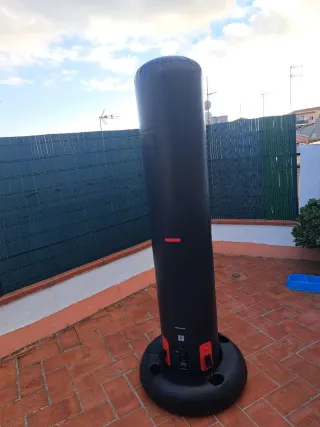 Saco de boxeo de pie.