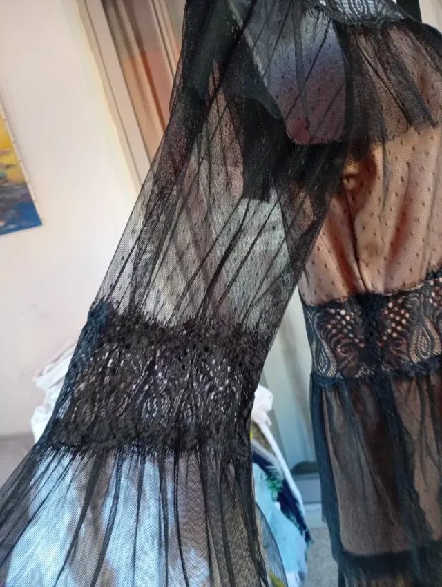 Vestido de cóctel negro y beige