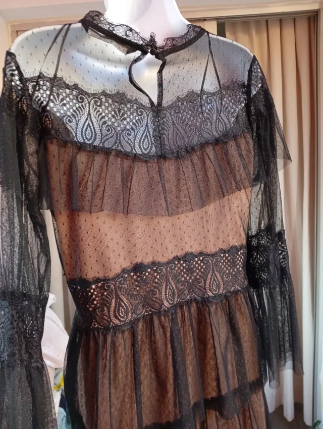 Vestido de cóctel negro y beige
