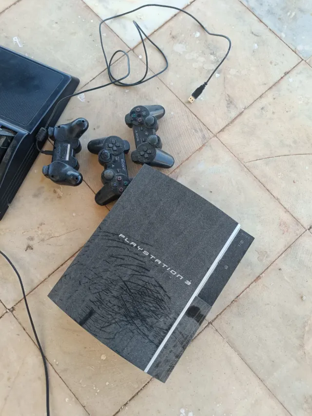 Consola PlayStation 3 (PS3)  juegos y 3 stickers