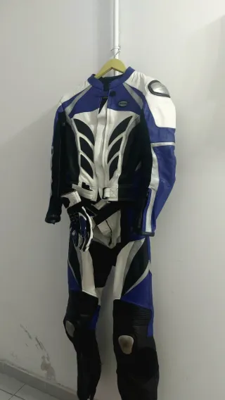 Traje de moto completo azul y blanco