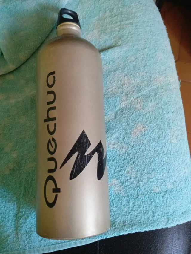 Botella de agua Quechua plateada