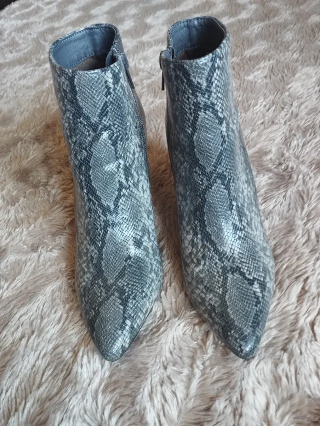 Botines grises estampado serpiente