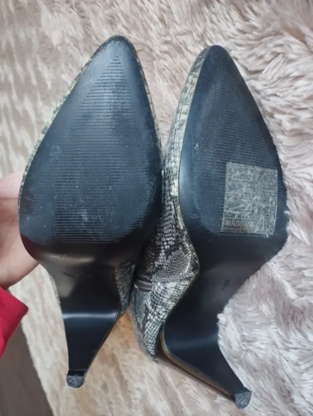 Botines grises estampado serpiente