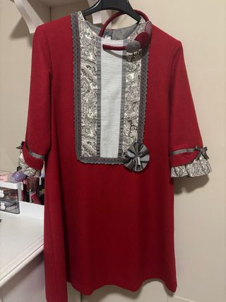 Vestido burdeos con tocado a juego