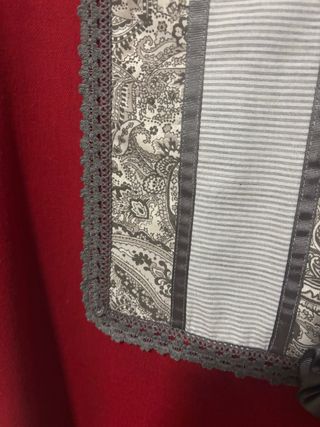 Vestido burdeos con tocado a juego