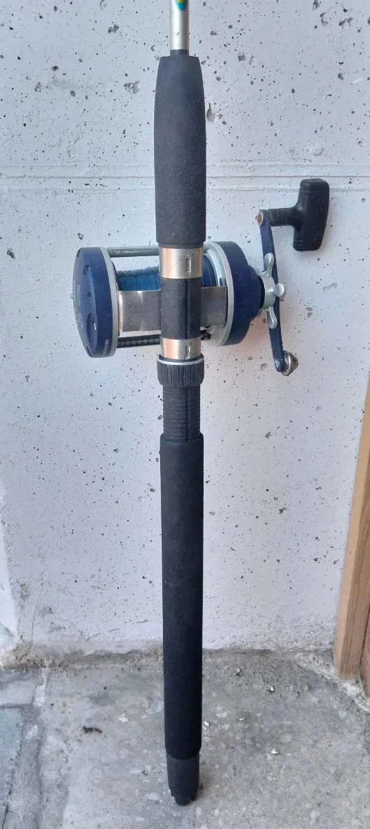 Caña de pescar y rapalas con caja