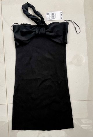 Vestido negro strapless con lazo