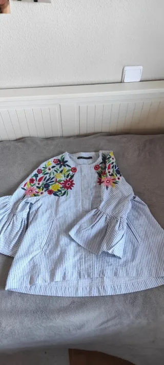 Zara. Blusa bordada de rayas