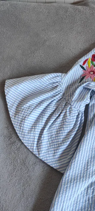 Zara. Blusa bordada de rayas