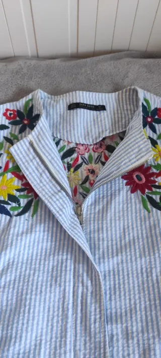 Zara. Blusa bordada de rayas