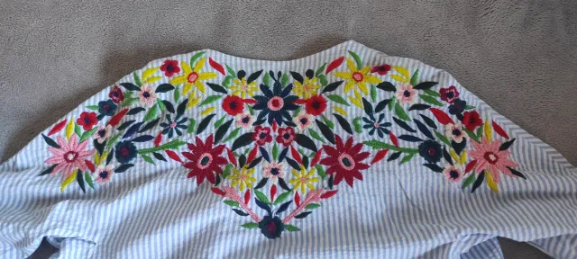 Zara. Blusa bordada de rayas