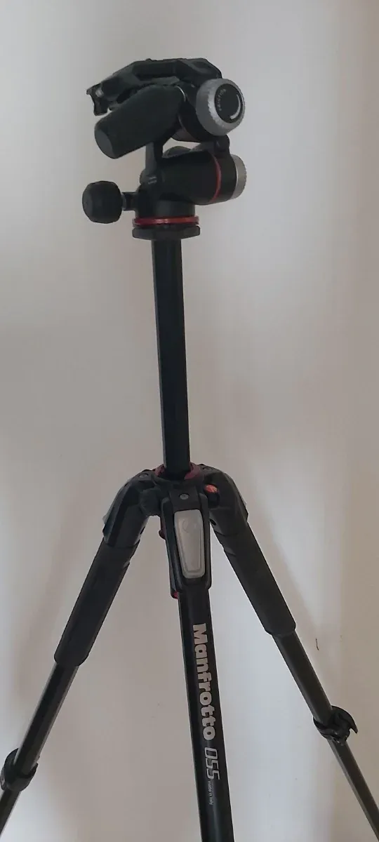 Trípode Manfrotto 055XPRO con bolso y correa.