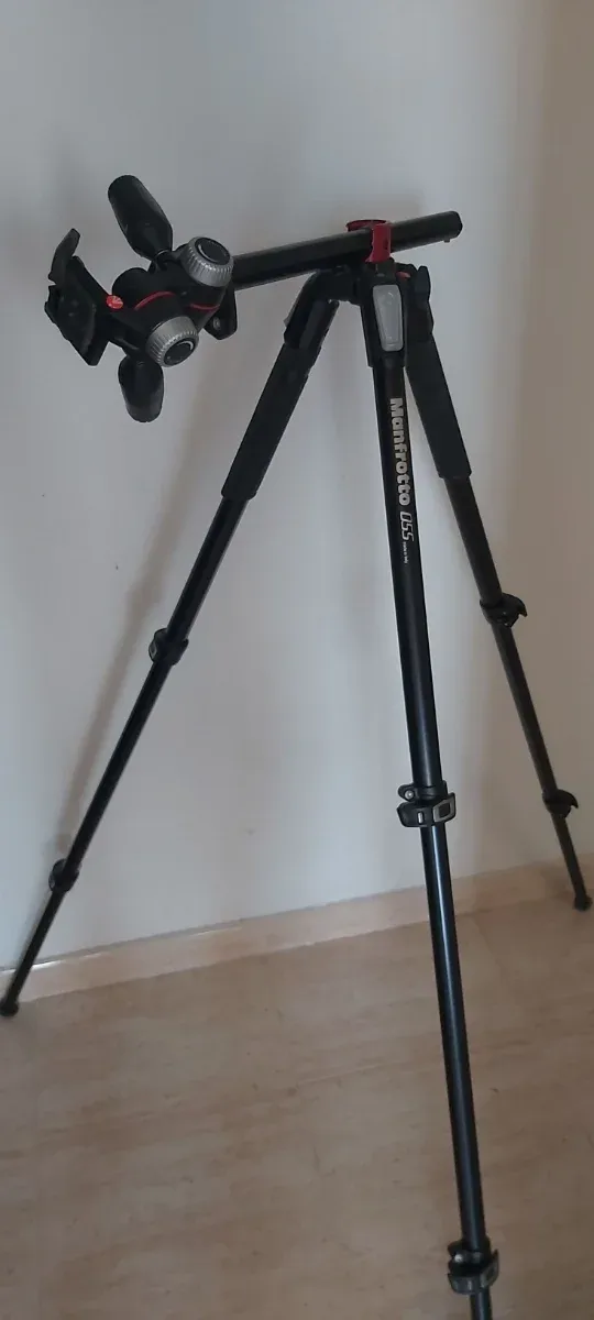 Trípode Manfrotto 055XPRO con bolso y correa.