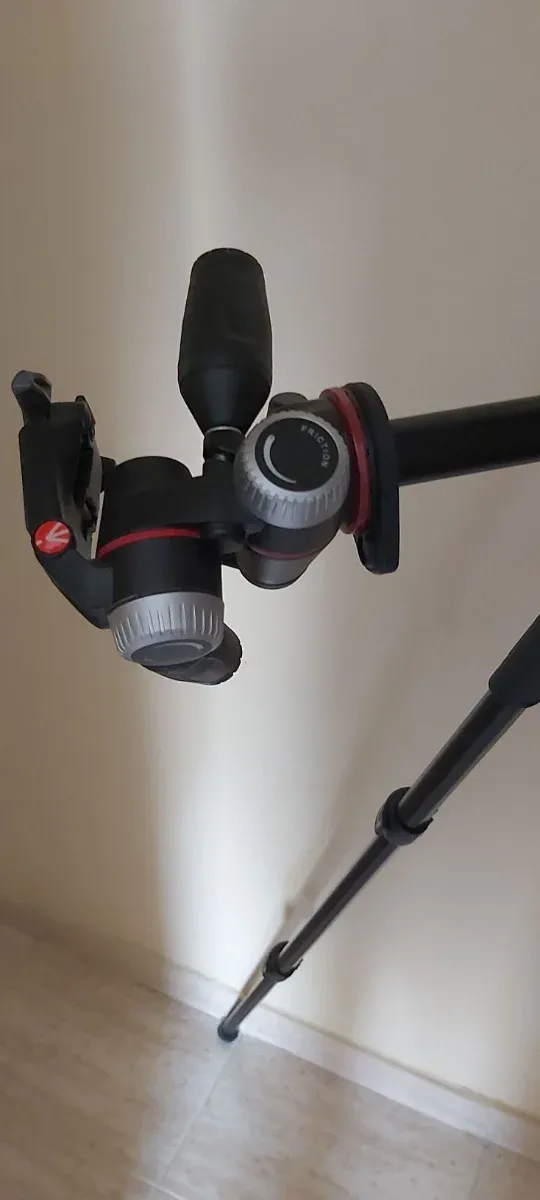 Trípode Manfrotto 055XPRO con bolso y correa.