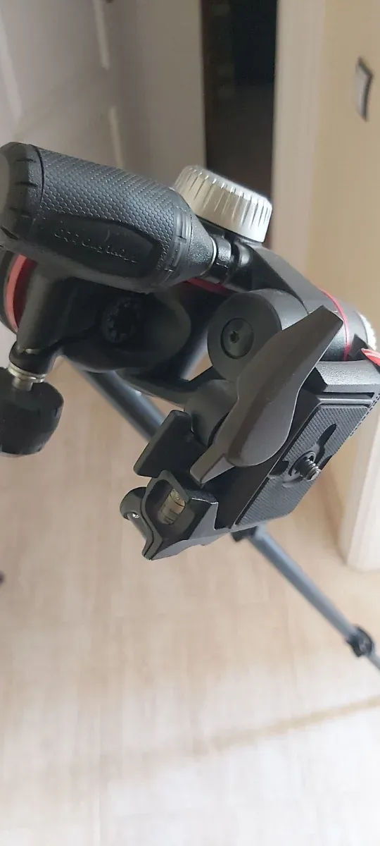 Trípode Manfrotto 055XPRO con bolso y correa.