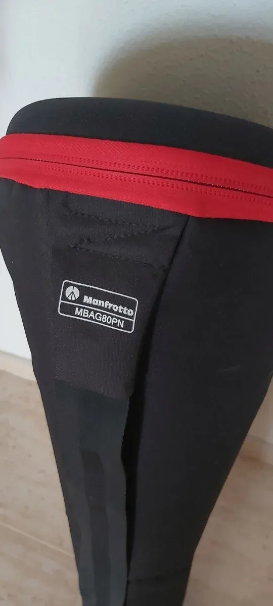 Trípode Manfrotto 055XPRO con bolso y correa.