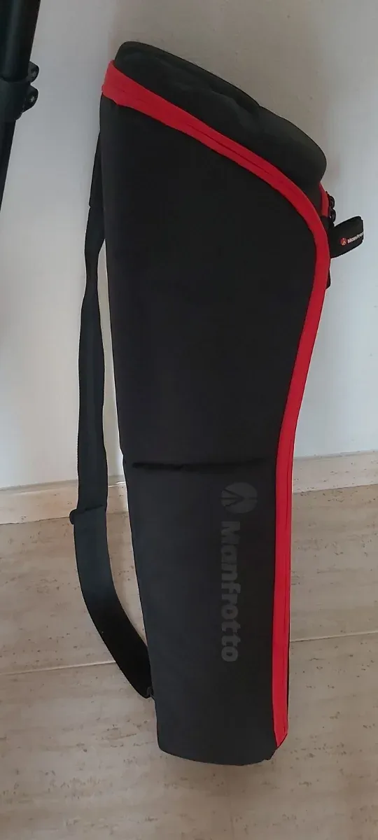 Trípode Manfrotto 055XPRO con bolso y correa.