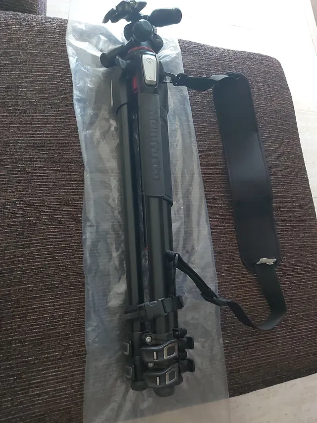 Trípode Manfrotto 055XPRO con bolso y correa.