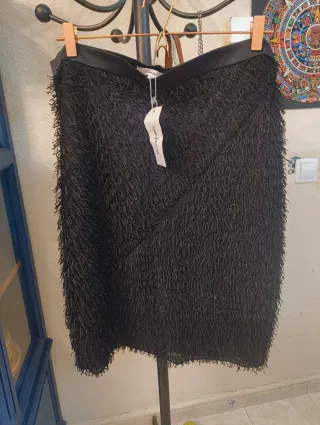 Falda negra con etiqueta