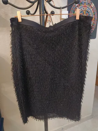 Falda negra con etiqueta