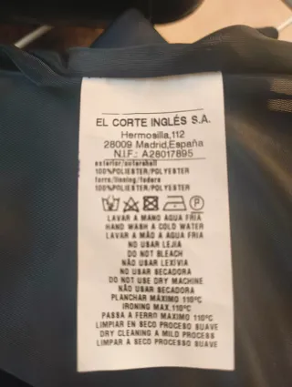 Falda negra con etiqueta