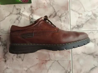 Zapatos Fluchos hombre piel marrones.