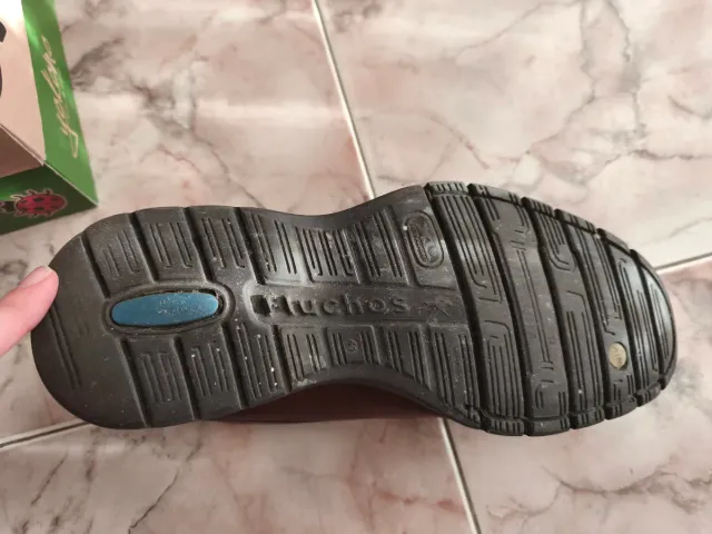 Zapatos Fluchos hombre piel marrones.