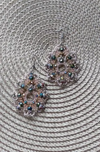 Pendientes artesanales multicolor y rosa