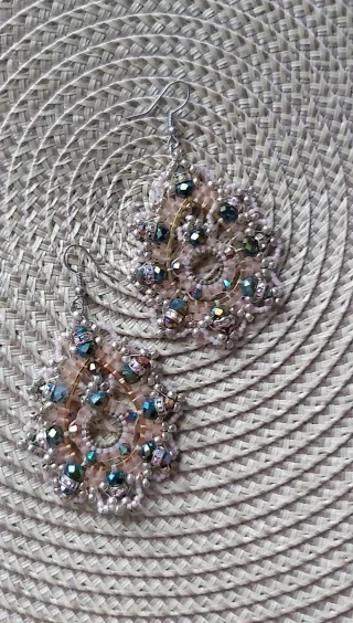 Pendientes artesanales multicolor y rosa