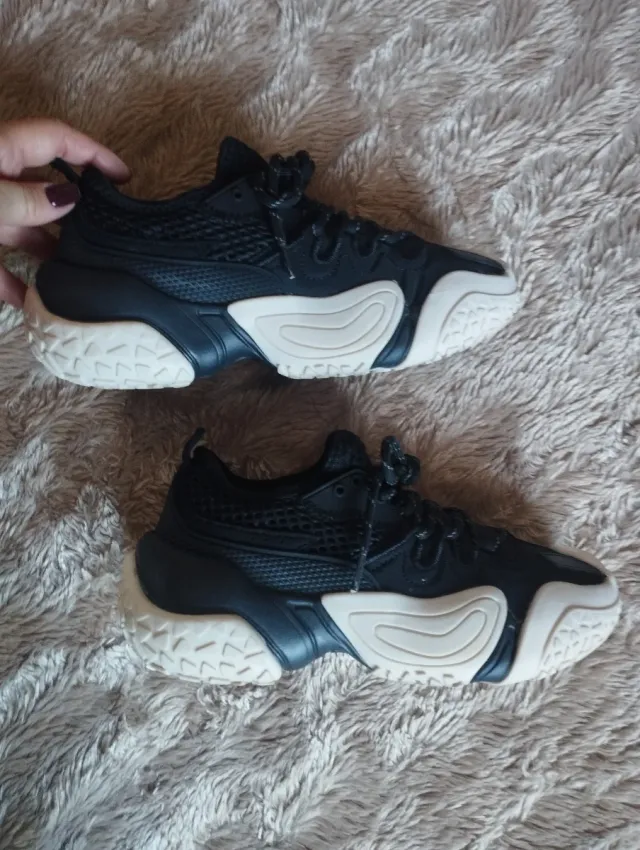 Zapatillas Mango Negras y Blancas