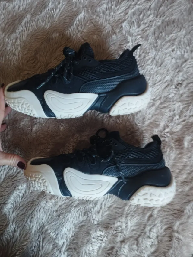 Zapatillas Mango Negras y Blancas