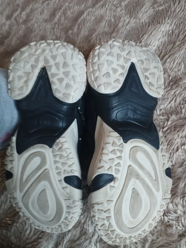 Zapatillas Mango Negras y Blancas