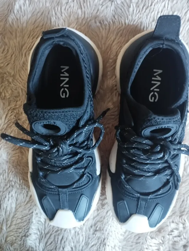 Zapatillas Mango Negras y Blancas