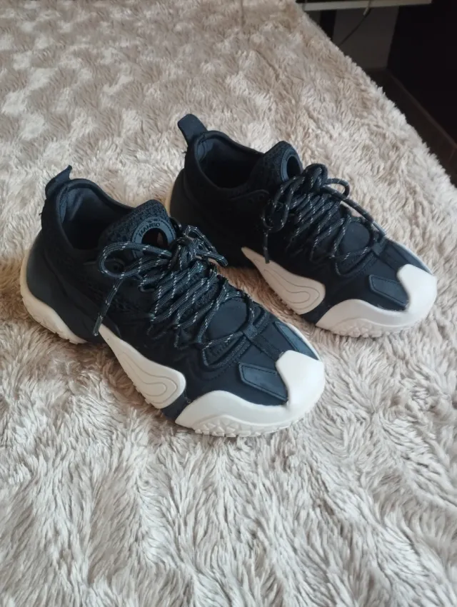 Zapatillas Mango Negras y Blancas