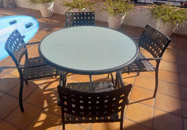 Mesa redonda jardín cristal y metal + 4 sillas