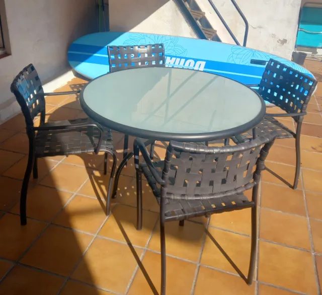 Mesa redonda jardín cristal y metal + 4 sillas