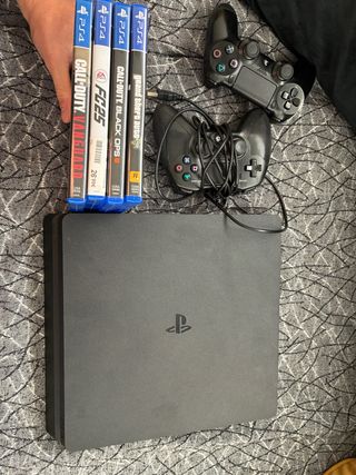 PS4 con 4 juegos y 2 mandos