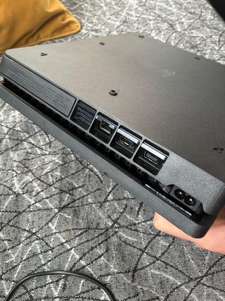 PS4 con 4 juegos y 2 mandos