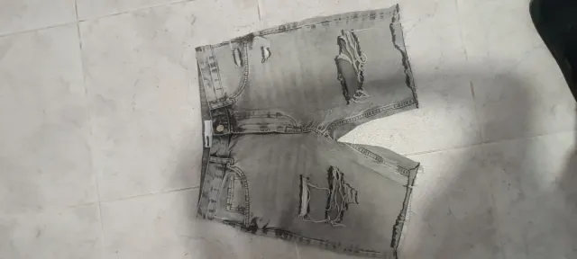 Pantalón corto vaquero roto gris