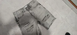 Pantalón corto vaquero roto gris