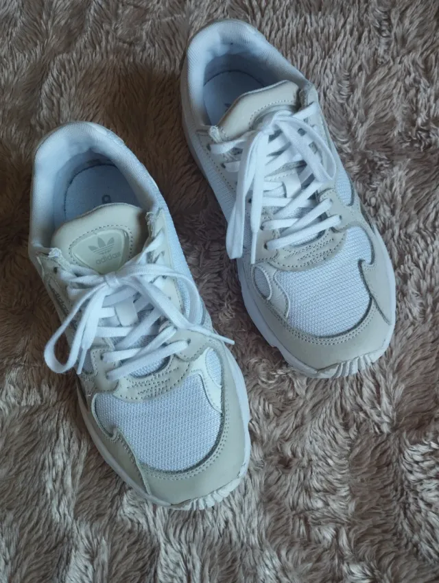 Zapatillas Adidas Blancas y Beige