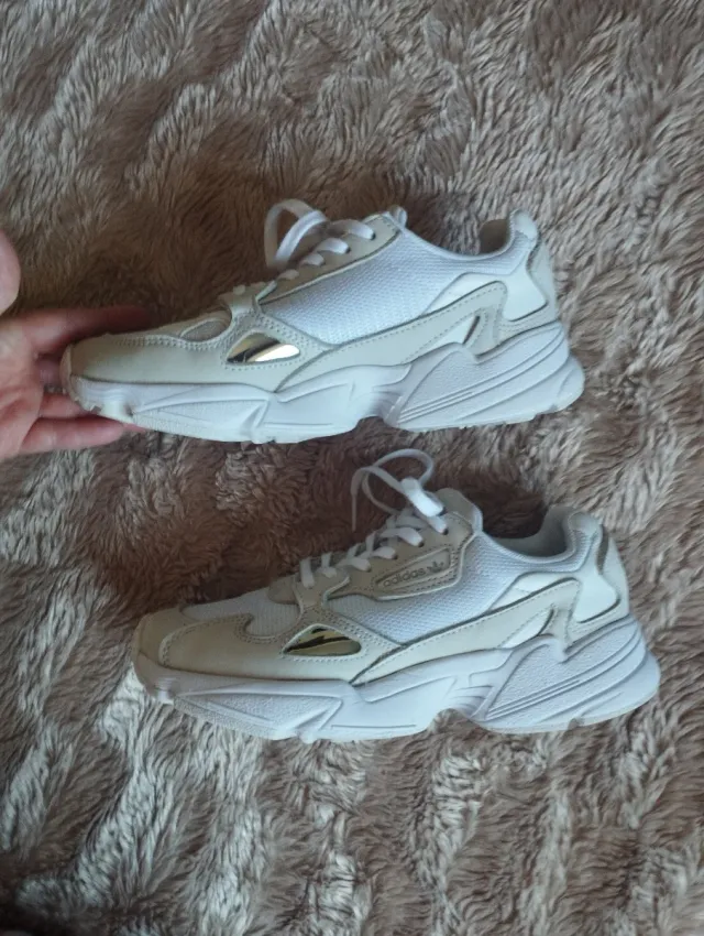 Zapatillas Adidas Blancas y Beige