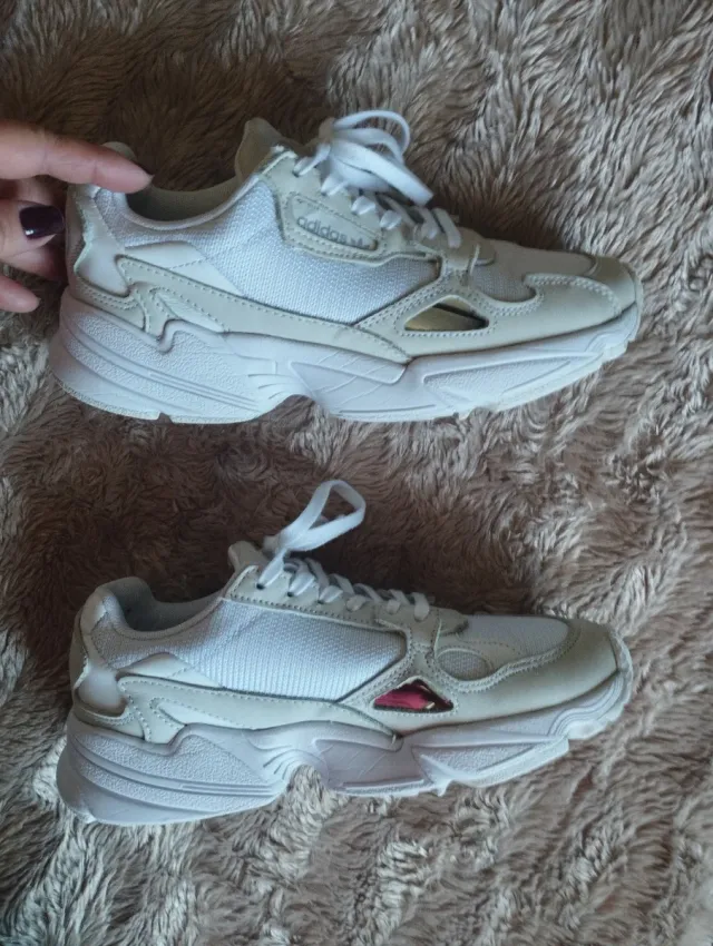 Zapatillas Adidas Blancas y Beige