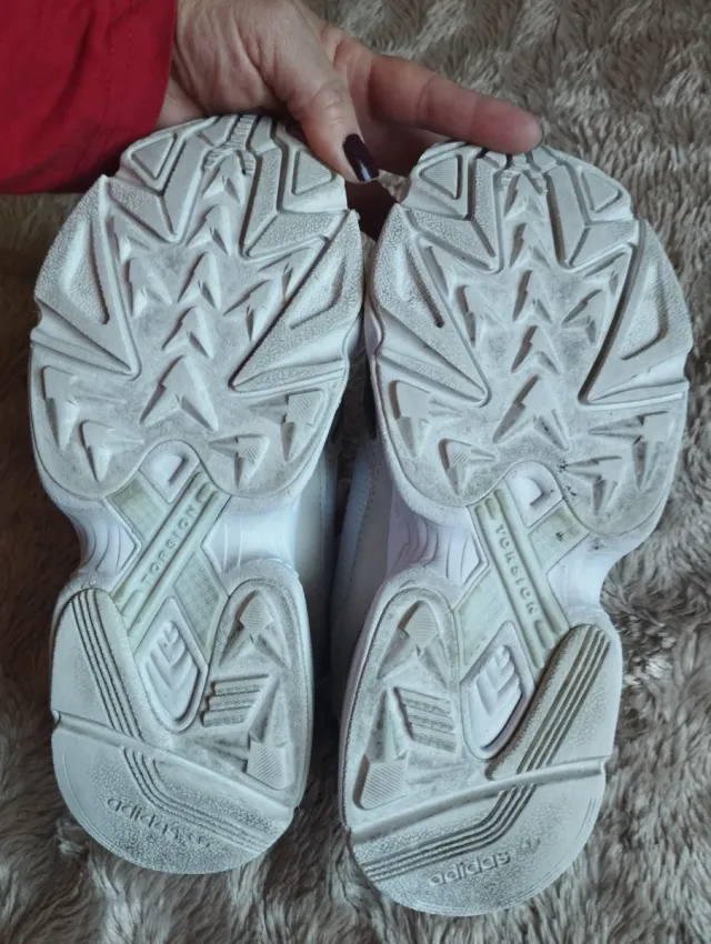 Zapatillas Adidas Blancas y Beige