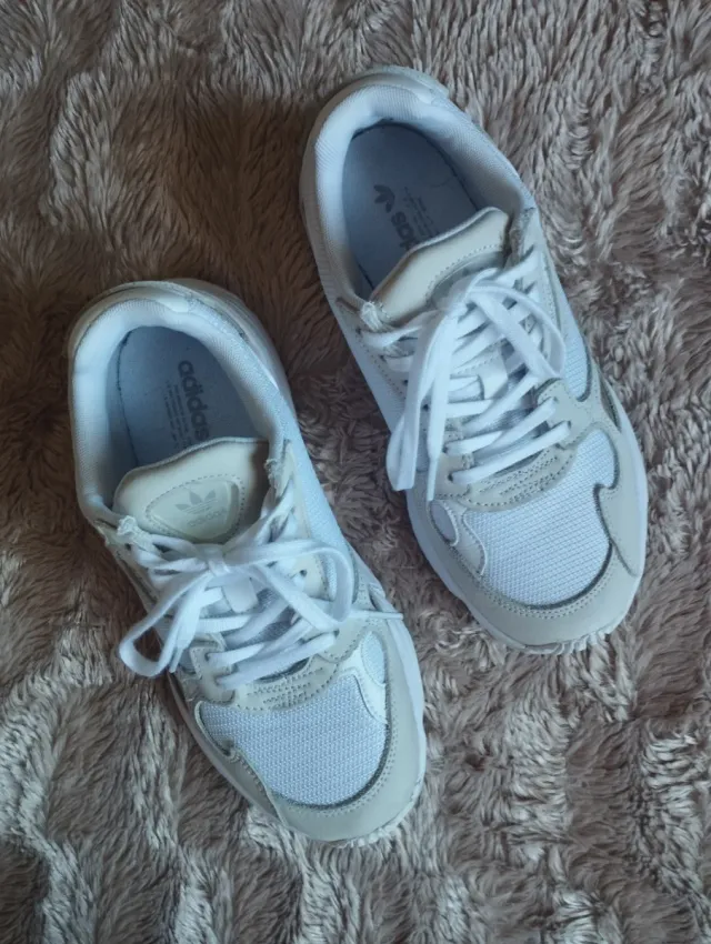 Zapatillas Adidas Blancas y Beige