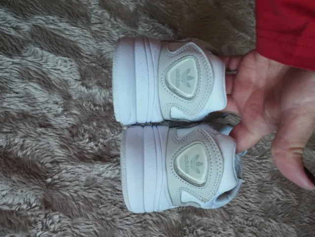 Zapatillas Adidas Blancas y Beige