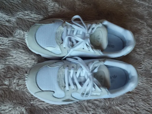 Zapatillas Adidas Blancas y Beige