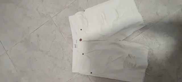 Vaqueros Bershka blancos rotos Talla 38