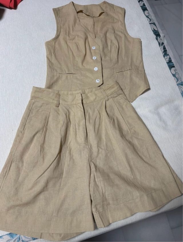 Conjunto chaleco y pantalón corto beige